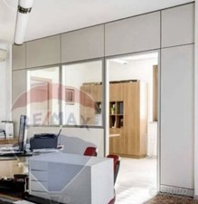 Parete Divisoria Ufficio In Pannelli Color Grigio E Vetro Trasparente