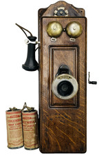 Antico telefono da parete