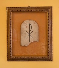 QUADRO CON ANTICA LAPIDE  DI MARMO RAFFIGURANTE IL MONOGRAMMA DI CRISTO (PX )