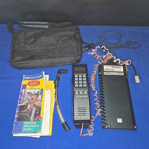 Antico telefono con borsa - , per