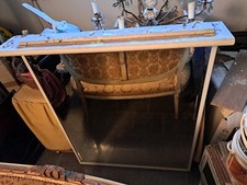 Grande specchio da bagno con faretti nella parte superiore