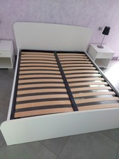 Letto Matrimoniale con Rete a doghe in legno e due comodini 