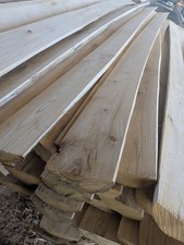 Mezzi pali di legno di