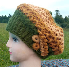 Il berretto primaverile da donna è all'uncinetto. berretto alla moda. berrett...