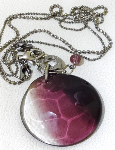 Collana con ciondolo viola