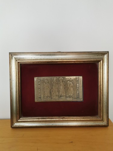Quadro con bassorilievo - , su