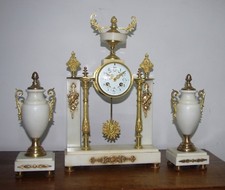Orologio francese a colonna in marmo bianco con vasi