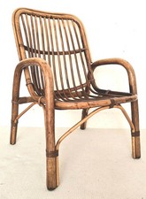 Una sedia a sdraio in bambù