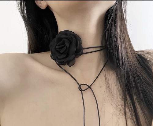 Collana girocollo rosa nera - collana,