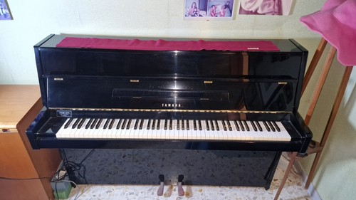 Pianoforte verticale yamaha