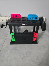 Nintendo Switch con Joy-Con Rosso e Blu con giochi, oggetti e postazione. 
