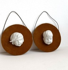 Coppia di decorazioni murali vintage in porcellana biscuit