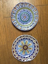 Piatti in ceramica dipinta a