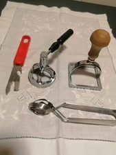  Utensili Cucina Lotto Vintage (stampi Ravioli, Molla Lumache, Apriscatole) 