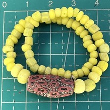 Un filo di antiche perle di vetro bracciale di Giava Indonesia