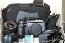 Olympus E-300 fotocamera reflex con sensore 4/3 a 8.0 megapixels con accessori 