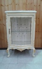 VETRINA IN LEGNO PANNA E ORO CON MARMO E CRISTALLI INCASTONATI NELLA STOFFA