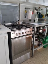 Cucina a gas, 4 fornelli e forno con anche grill elettrico. Accensione automatic