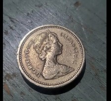 QUEEN ELIZABETH II ONE POUND