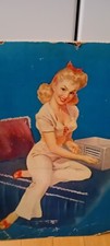 poster pubblicitario pin up ragazza anni '40/50 che regola la radio sul letto