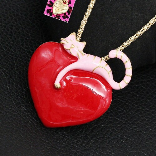Collana con ciondolo spilla