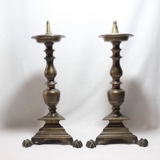 Antica coppia di Candelieri in Bronzo con base tripode risalente al XVII Secolo.