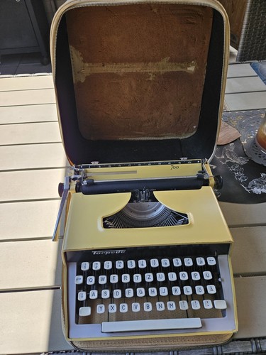 Vecchia macchina scrivere - da,