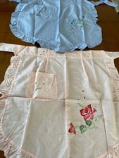 2 GREMBIULINI CUCINA (1 ROSA E 1 AZZURRO) RICAMATI VINTAGE IN PURO COTONE 