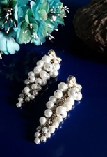 Orecchini a lobo, vintage, forma - grappolo,perle finte e fiocco colore oro.