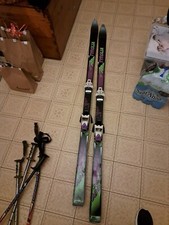 Sci vintage anni 90 lunghezza 175 cm Tyrolia con attacchi e racchette 