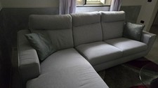 Divano color grigio con