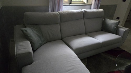Divano color grigio con