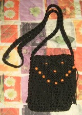 BORSA TRACOLLA POCHETTE NERA UNCINETTO E MACRAME' CON PERLINE E FRANGE