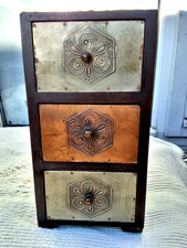 PICCOLA CASSETTIERA DA TAVOLO IN LEGNO E METALLO SOVRAPPOSTA SCATOLA PORTAOGGETTI DECORATIVA