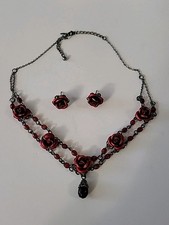 Collana e orecchini rose rosse