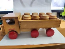 Camion giocattolo vintage in legno consegna birra 6 ruote e 8 barili