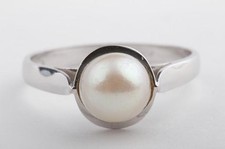 Anello di perle in oro bianco