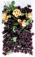 Ghirlanda artigianale floreale con foglie e fiorellini viola in lamierino, rose