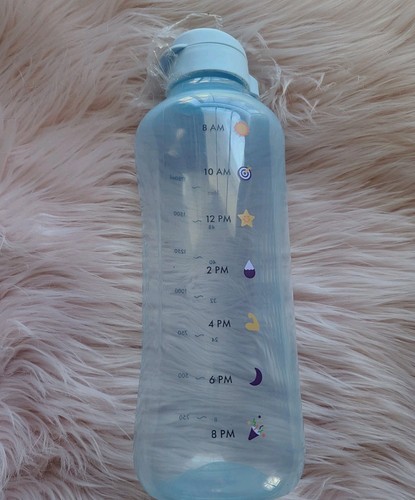 Nuova bottiglia acqua - nuova, d'acqua