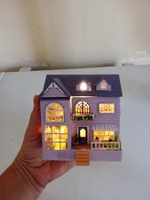 CASA DELLE BAMBOLE IN MINIATURA, ARREDATA ED ELETTRIFICATA