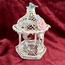 Scultura gazebo all'uncinetto