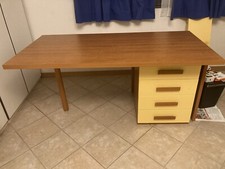 Scrivania con Cassettiera
