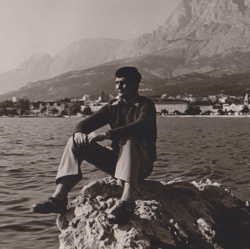 Moody man seduto - seduto, rocce
