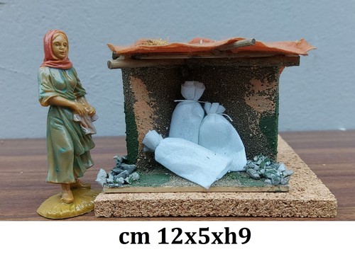 Casa presepe con statua donna - casa,