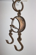 Particolare vecchia bilancia meccanica manuale metallo ferro ottone