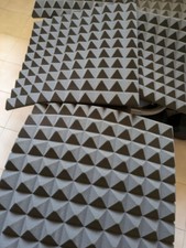 Pannelli fonoassorbenti piramidali per la correzione acustica