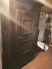 Mobile armadio credenza stile tirolese, legno marrone scuro, chiusura in ferro