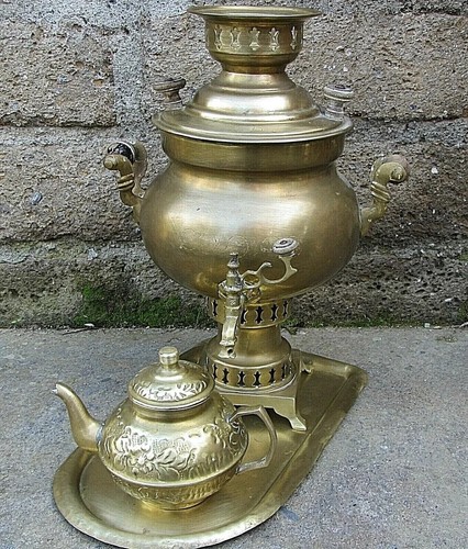 Antico samovar con teiera - con,