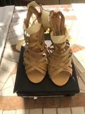 Sandali a tronchetto raso e pelle beige dorato. 36