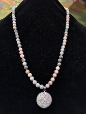 Collana di Perline, Ciondolo